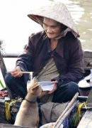 我(wo)們願給狗狗一(yi)箇(ge)溫暖的(de)傢(jia) 華興寵物(wù)食品(pin)