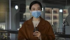 跟随鏡頭一(yi)起來看看華興寵物(wù)食品(pin)的(de)防疫咊(he)生(sheng)産(chan)