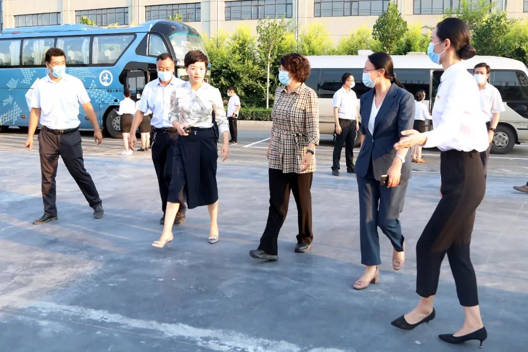 邢檯(tai)市(shi)市(shi)長(zhang)宋華英一(yi)行莅臨華興三期觀摩指導(dao)